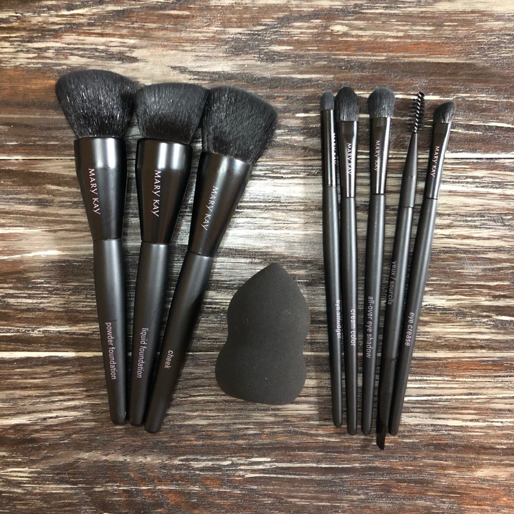 Mary Kay 8 Makeup Brushes + Blending Sponge